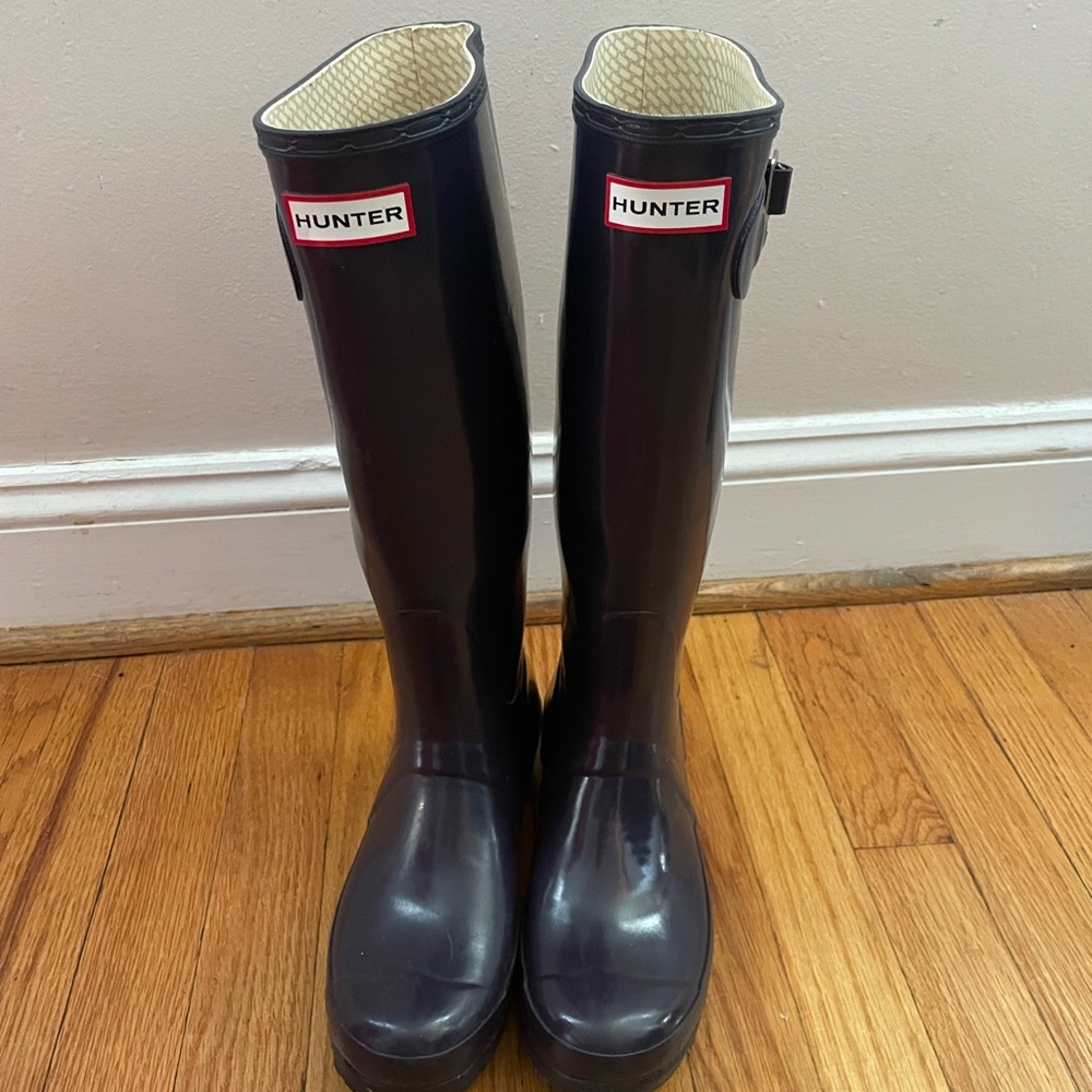 Hunter dark purple rain boots with optional sock inserts.